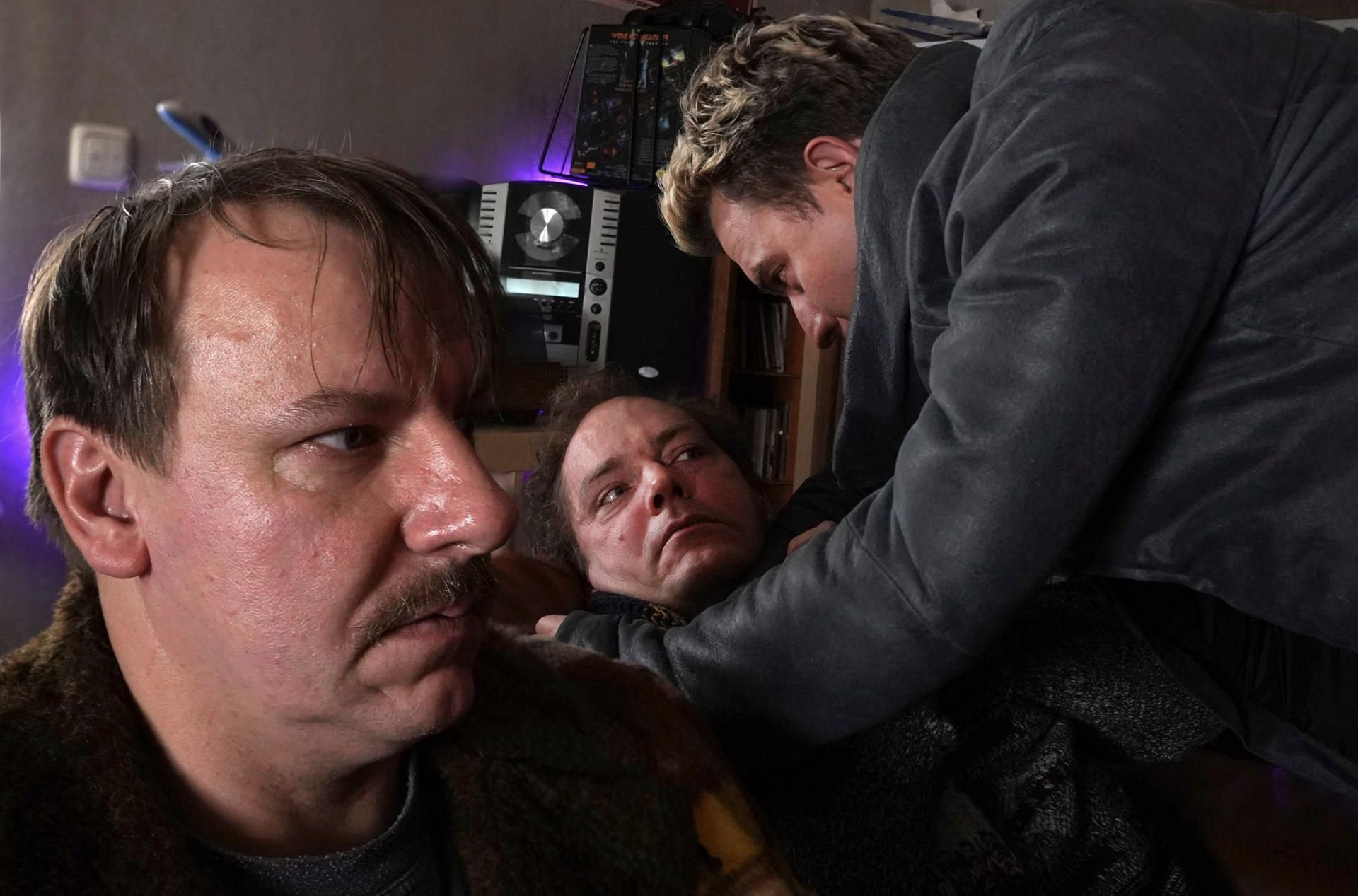 Lukas "Sahni" Sander (Ronald Kukulies, l-r), Uwe Ohlberger (Godehard Giese) und Rick (Friedrich Mücke) in einer Szene des TV-Tatort "Falscher Hase".