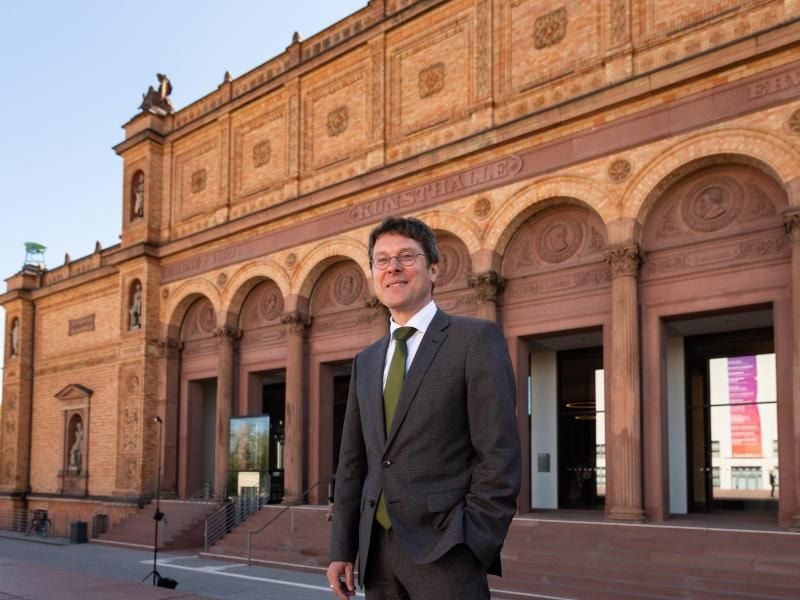 Alexander Klar, neuer Leiter der Hamburger Kunsthalle, vor dem alten Gebäude der Kunsthalle Hamburg. Foto: Ulrich Perrey