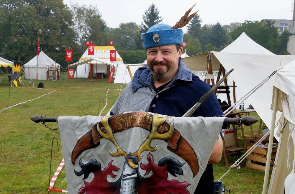 Mittelalterfan Roland Weiler aus der Schweiz ist bei den Ritterkämpfen an diesem Wochenende auf der Burg Querfurt dabei.