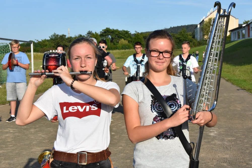 Svenja (links) und Timea Tischer sind die jüngsten Teilnehmer der Gernröder Spielleute bei der WM in den USA.