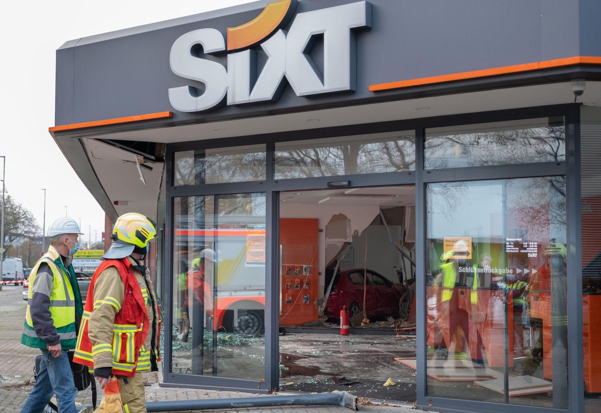 Ein Autofahrer hat mit seinem Wagen die Schaufensterscheibe der Autovermietung durchbrochen und ist bis in ein Büro gefahren. Der Fahrer sei verletzt ins Krankenhaus gekommen.