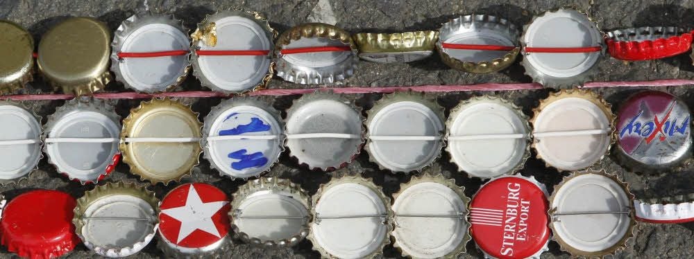Für die offizielle Vermessung der Kette wurde sie in mehreren Reihen nebeneinander auf der Dorfstraße ausgelegt.