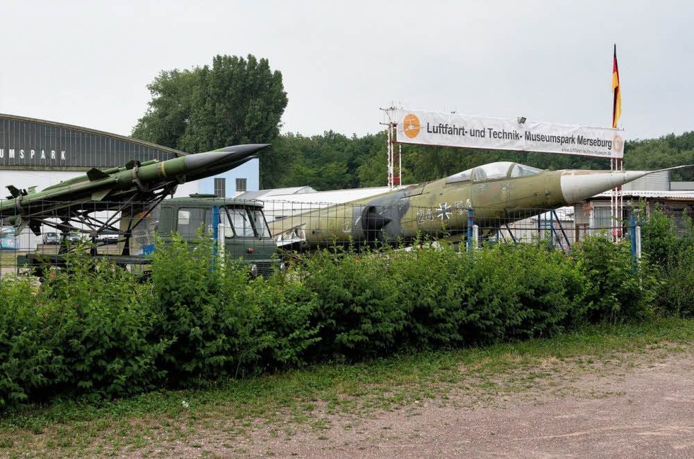 Die Militärtechnik des Museums ist jetzt an vorderste Front gerückt.