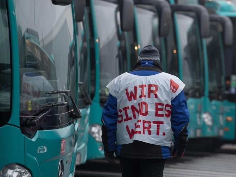 Der Streik der Busfahrer in Hessen geht in die zweite Woche. Foto: Boris Roessler/Archiv