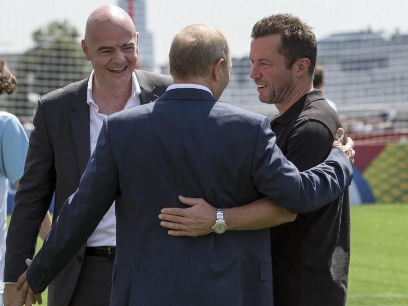 Russlands Präsident Wladimir Putin (M) drängte sich bei der WM nicht in den Vordergrund, zeigte sich aber gern mit Fußball-Prominenz: Links FIFA-Chef Gianni Intantino, rechts Lothar Matthäus. Foto: Alexander Zemlianichenko/AP