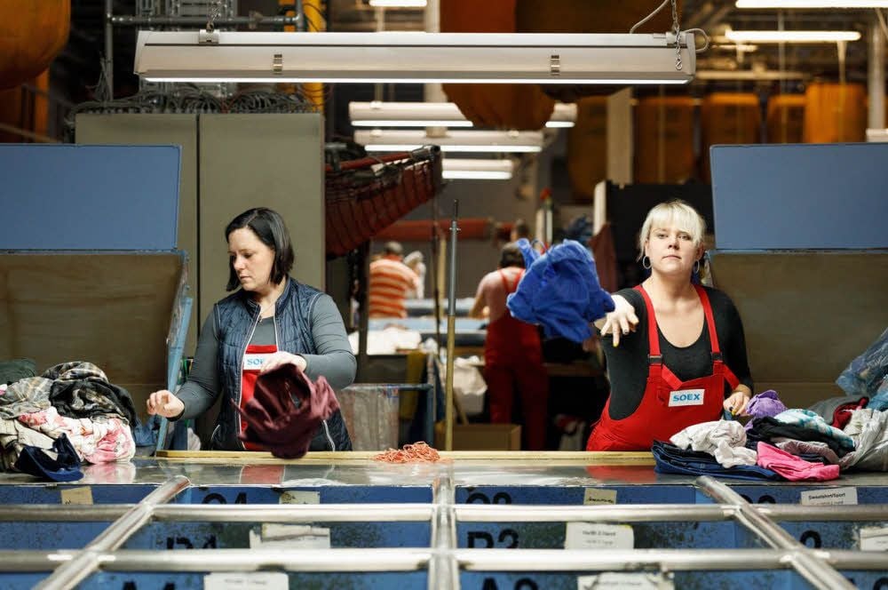 Bis zu 300 Tonnen Alttextilien werden täglich in der Sortieranlage in Wolfen verarbeitet.