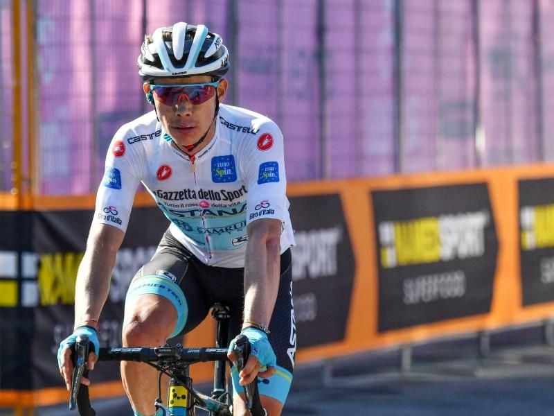 Wurde auf der vorletzten Giro-Etappe von einem Fan unsanft ausgebremst: Miguel Angel Lopez. Foto: Alessandro Di Meo/ANSA/AP