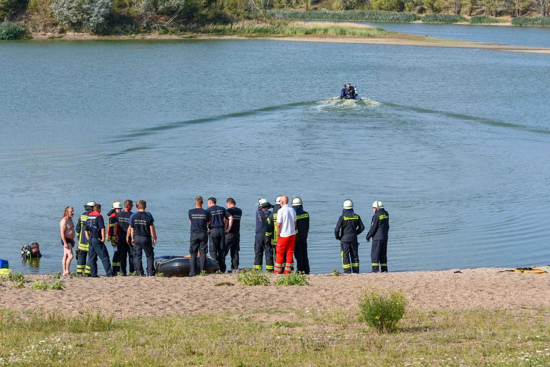 Rettungskräfte während der Vermisstensuche am Salbker See in Magdeburg.