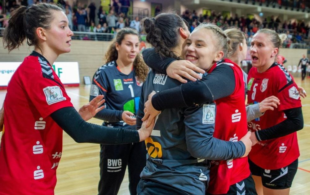 Anica Gudelj erhält die Glückwünsche ihrer Mitspielerinnen.