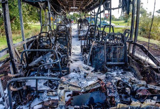 Gruselige Bilder: Dieser Schulbus bei Kemberg brennt völlig aus. Die Insassen hatten viel Glück, sie sind rechtzeitig rausgekommen.