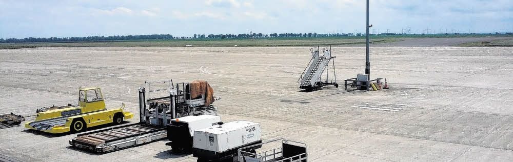 Am Flughafen Cochstedt verwaist die Passagierrampe. Größere Flieger sind schon seit längerer Zeit nicht gelandet. Nun ruht der Verkehr komplett.