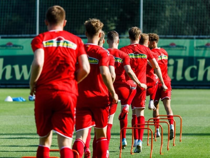 Mit 29 Spielern ist der SC Freiburg ins Trainingslager nach Schruns in Österreich aufgebrochen. Foto: Philipp von Ditfurth/dpa
