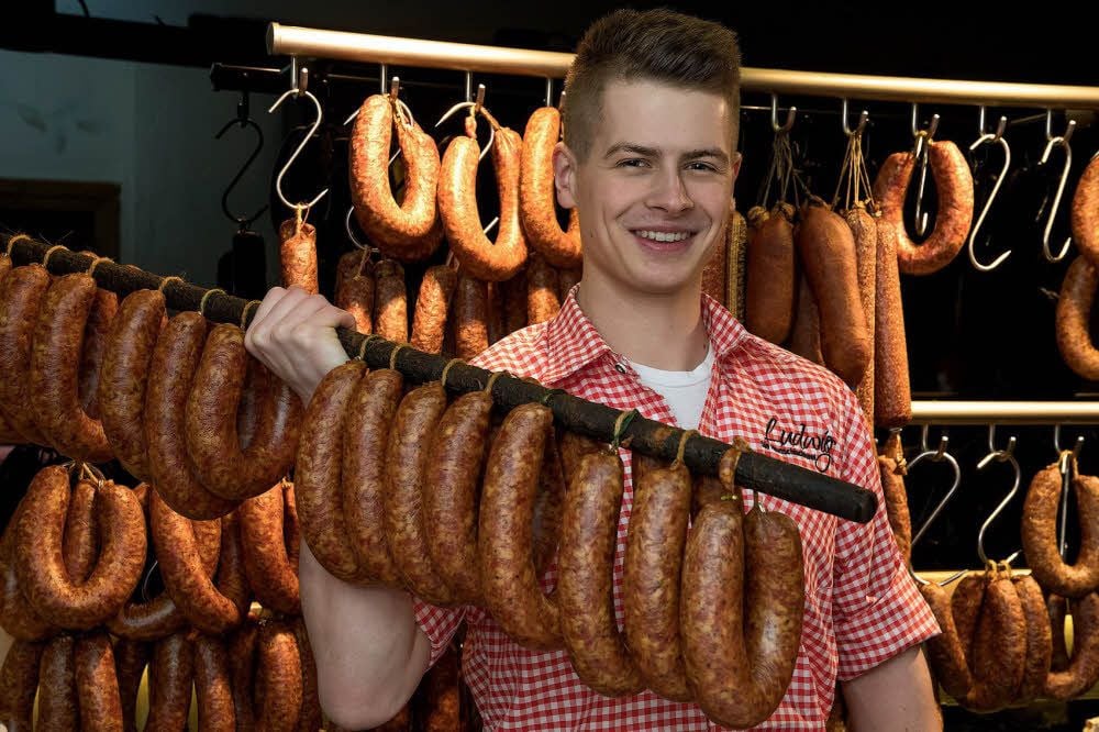 Fleischer Christopher Juhasz wurde im Leistungswettbewerb des Deutschen Handwerks Landessieger des Kammerbezirks Halle. Sein Handwerkszeug lernte er beim Fleischerbetrieb Ludwig in Röpzig.