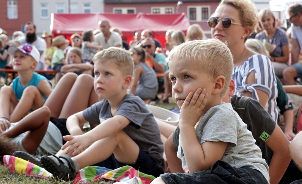 Die Zuschauer - vor allem die Kinder - fiebern mit beim Kino unter freiem Himmel in Aschersleben.
