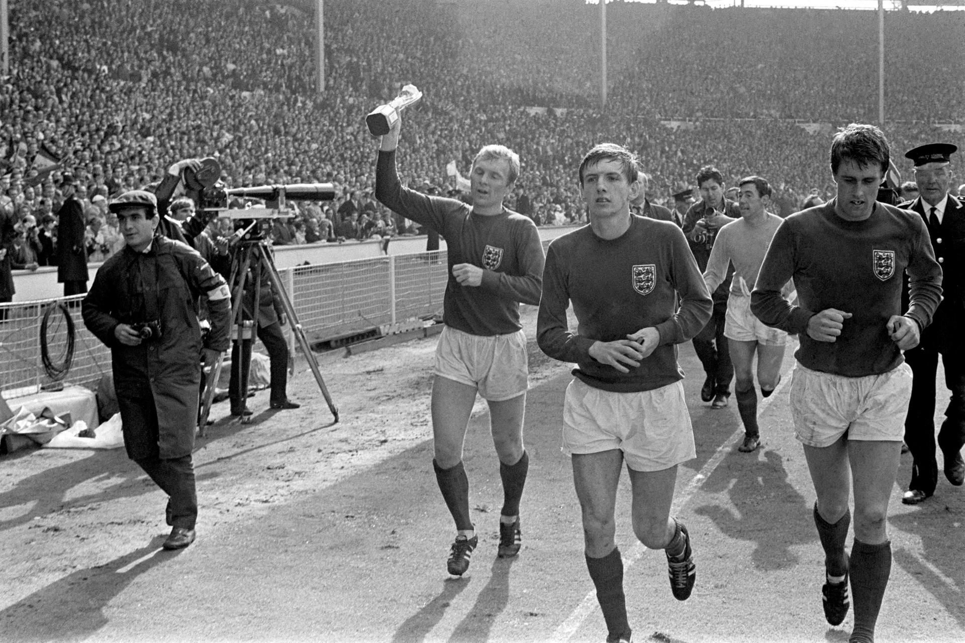 Martin Peters (2.v.l.) nahm an der Weltmeisterschaft 1966 in Wembley teil. Der britische Fußballspieler starb am 21.12.2019 im Alter von 76 Jahren.