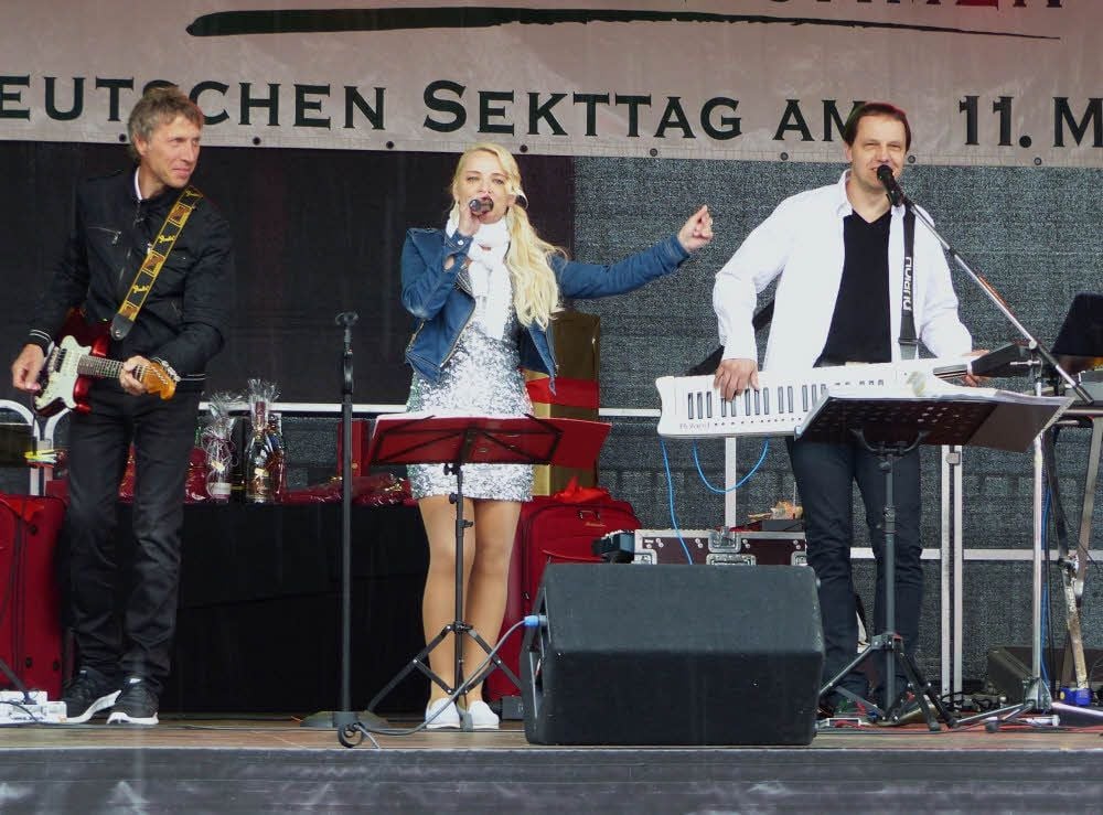 Die Partyband „Casa“ unterhält die Gäste des Sekttags mit alten und neuen Schlagern und sorgt für Stimmung unter den Schirmen.