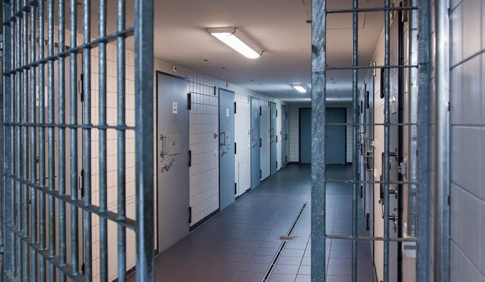 Blick in den Gewahrsamsbereich der Polizeidirektion in Halle. Gemütlich ist das Ambiente hier nicht - und soll es auch nicht sein.