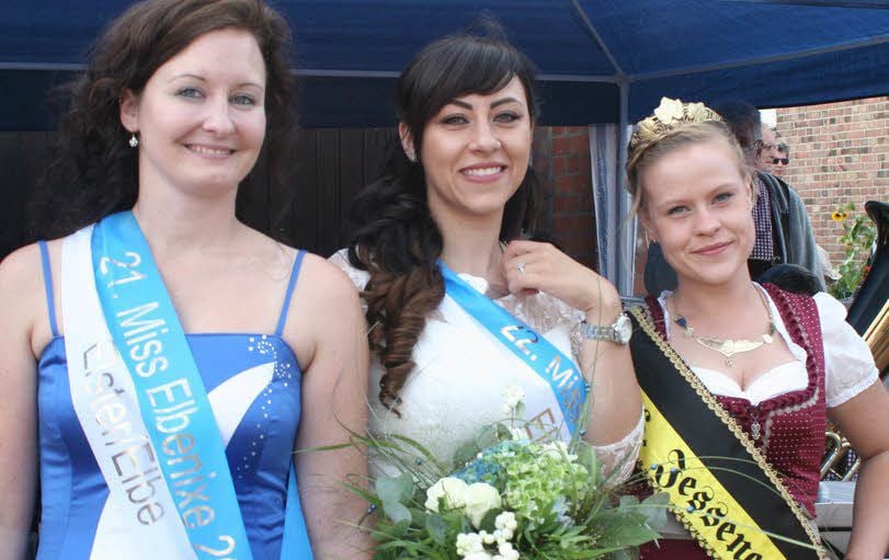 Drei Schönheiten auf einen Blick (v.l.): die 21. Miss Elbenixe Nicole Kaufmann, Nachfolgerin Alexandra Sarah Ott und Jessens 26. Weinprinzessin Jenny Zumpe.