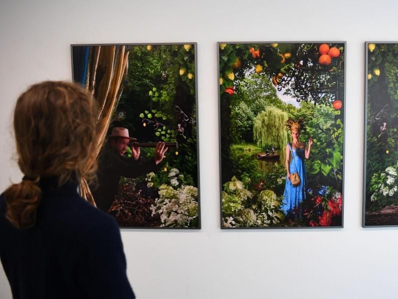 Eine BEsucherin betrachtet Fotos von Claudia Schiffner aus der Serie „Reminiszenzen”. Foto: Carmen Jaspersen