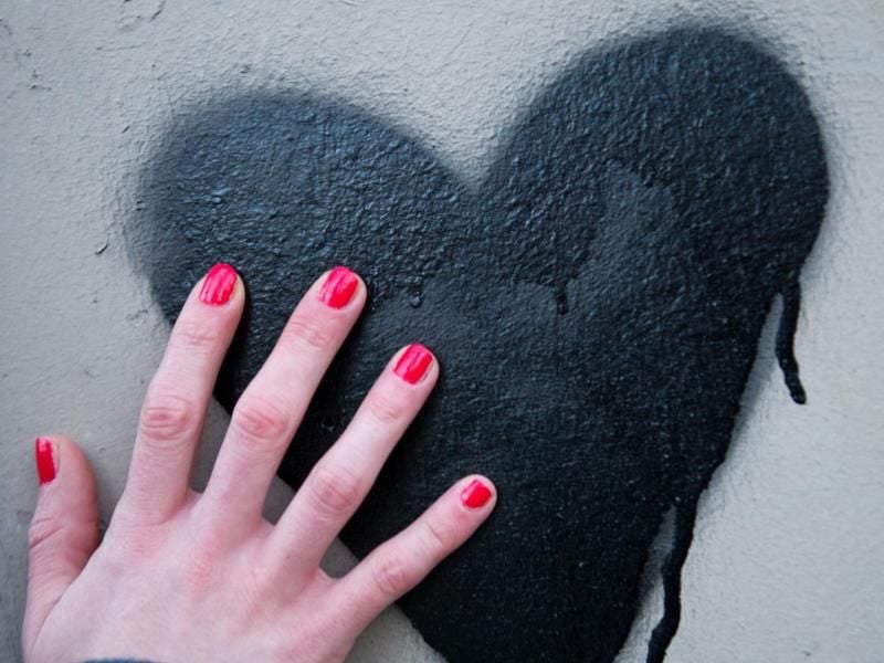 Unerfüllte Liebe macht traurig. Auch Teenager kann es mit voller Wucht teffen. Eltern sollten den Schmerz auf jeden Fall ernst nehmen. Foto: Inga Kjer