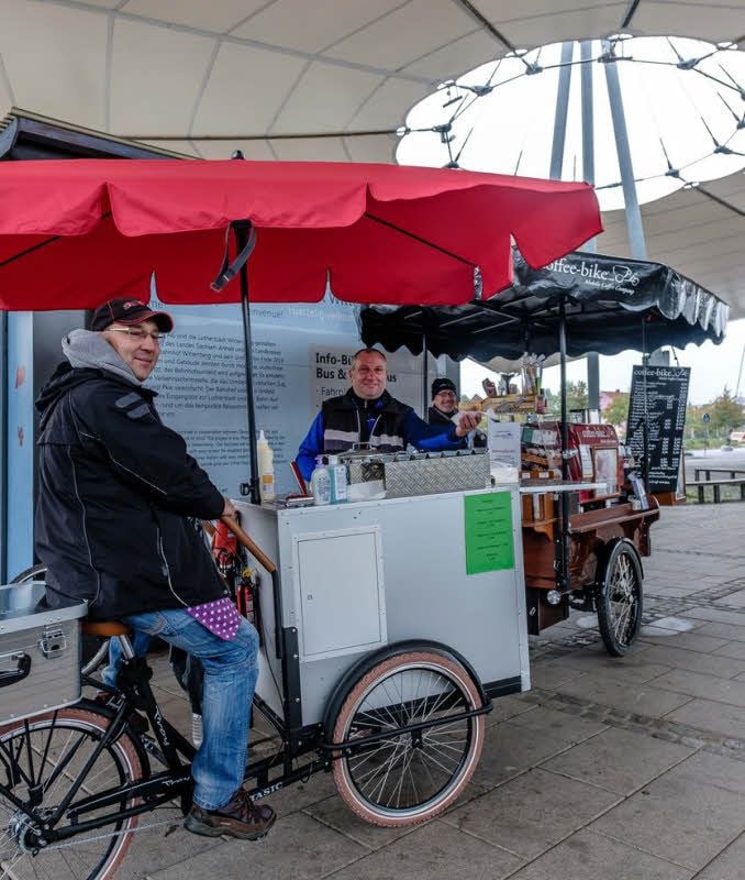 Hier geht’s um die Wurst: Mario Svoboda (li.) und sein Angestellter/Schwager Jurii Dan, im Hintergrund Dietmar Klingner mit Coffeebike.