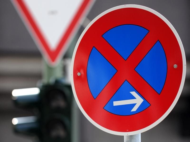 Parken im absoluten Halteverbot kann ein Umsetzen oder Abschleppen des Autos samt Gebühren nach sich ziehen. Foto: Tim Brakemeier