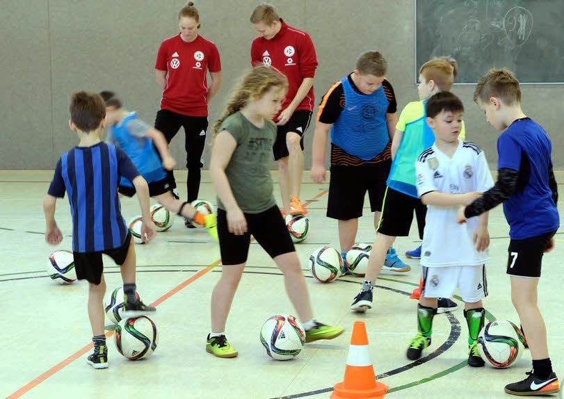 Das DFB-Mobil hat nach 2017 erneut Station an der Annaburger Grundschule gemacht. Josephine Fritzsching ist das einzige Mädchen gewesen.