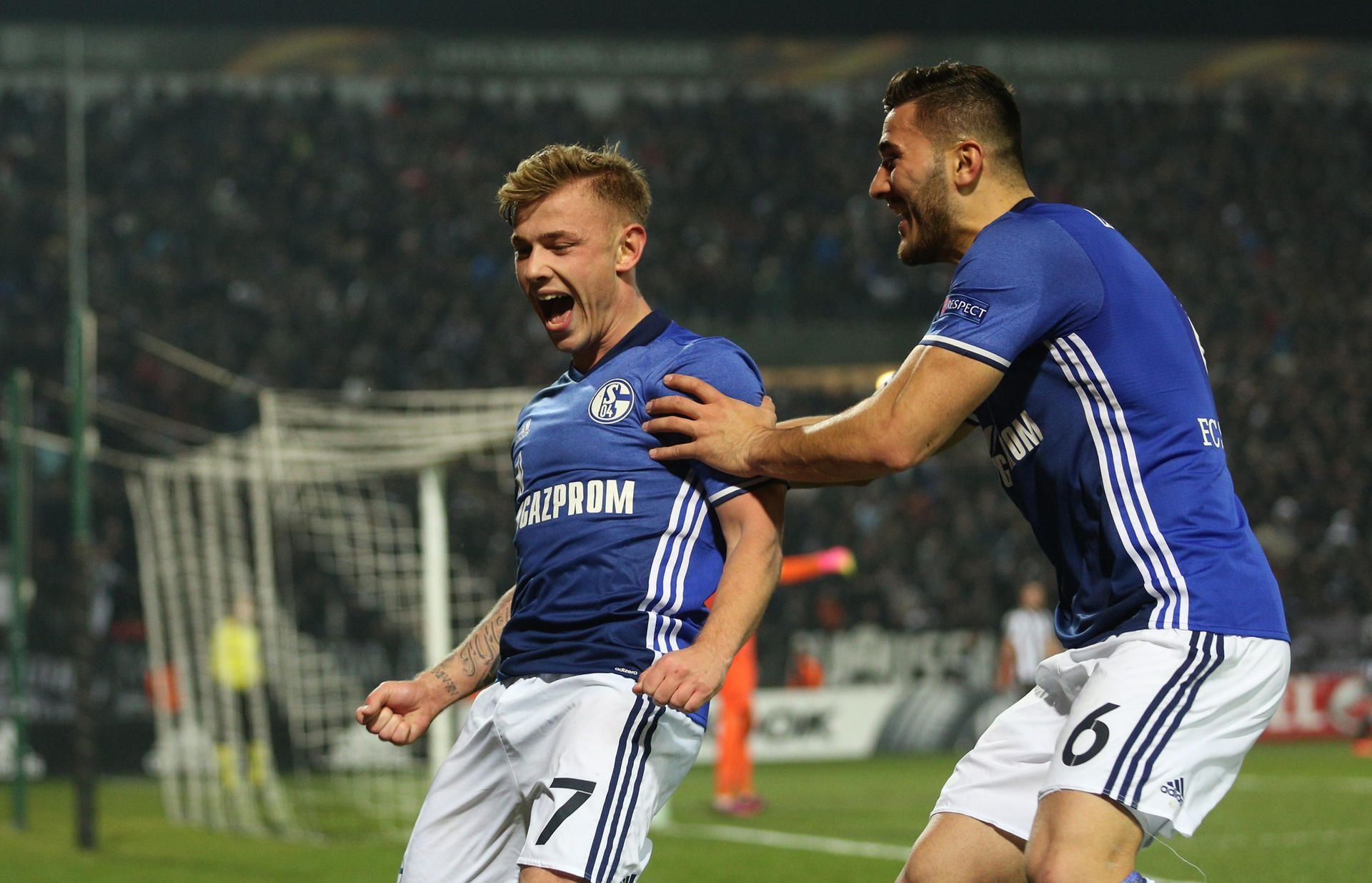 Max Meyer und Sead Kolasinac (r) von Schalke bejubeln das 2:0 gegen PAOK.