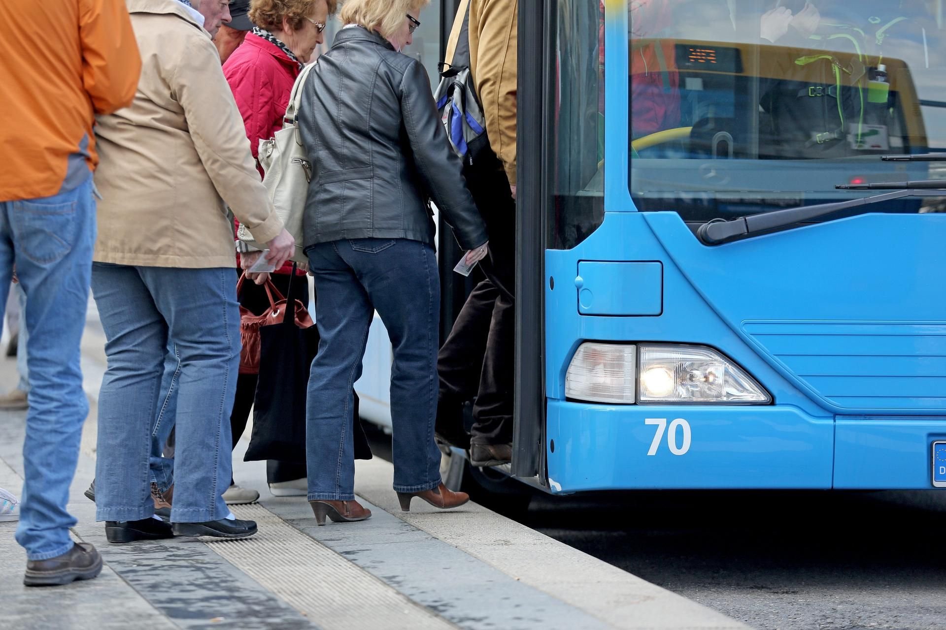 Mit Hilfe der Polizei wurde die Dame dann aus dem Bus nach Hause gebracht.