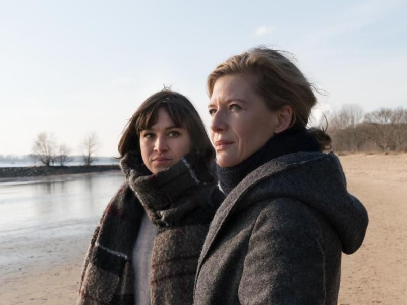 „Der Anfang von etwas” ist Quotensieger. Inga Petersen (Franziska Hartmann) und Anne (Ina Weisse, r) waren dabei. Foto: Georges Pauly/ZDF/dpa