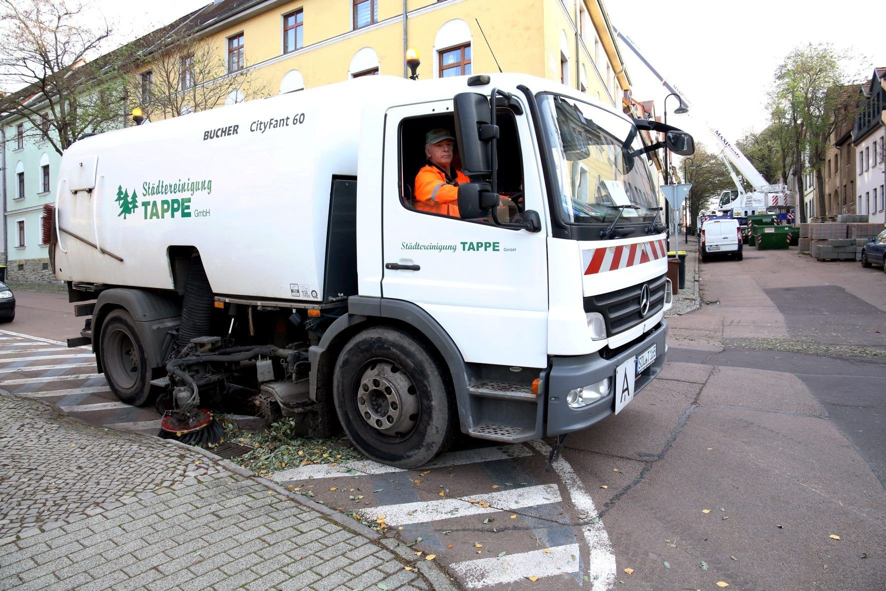 Wie in Bernburg sind Mitarbeiter der Firma Tappe aus Zwönitz (Sachsen) mit der Straßenreinigung in Könnern beauftragt.