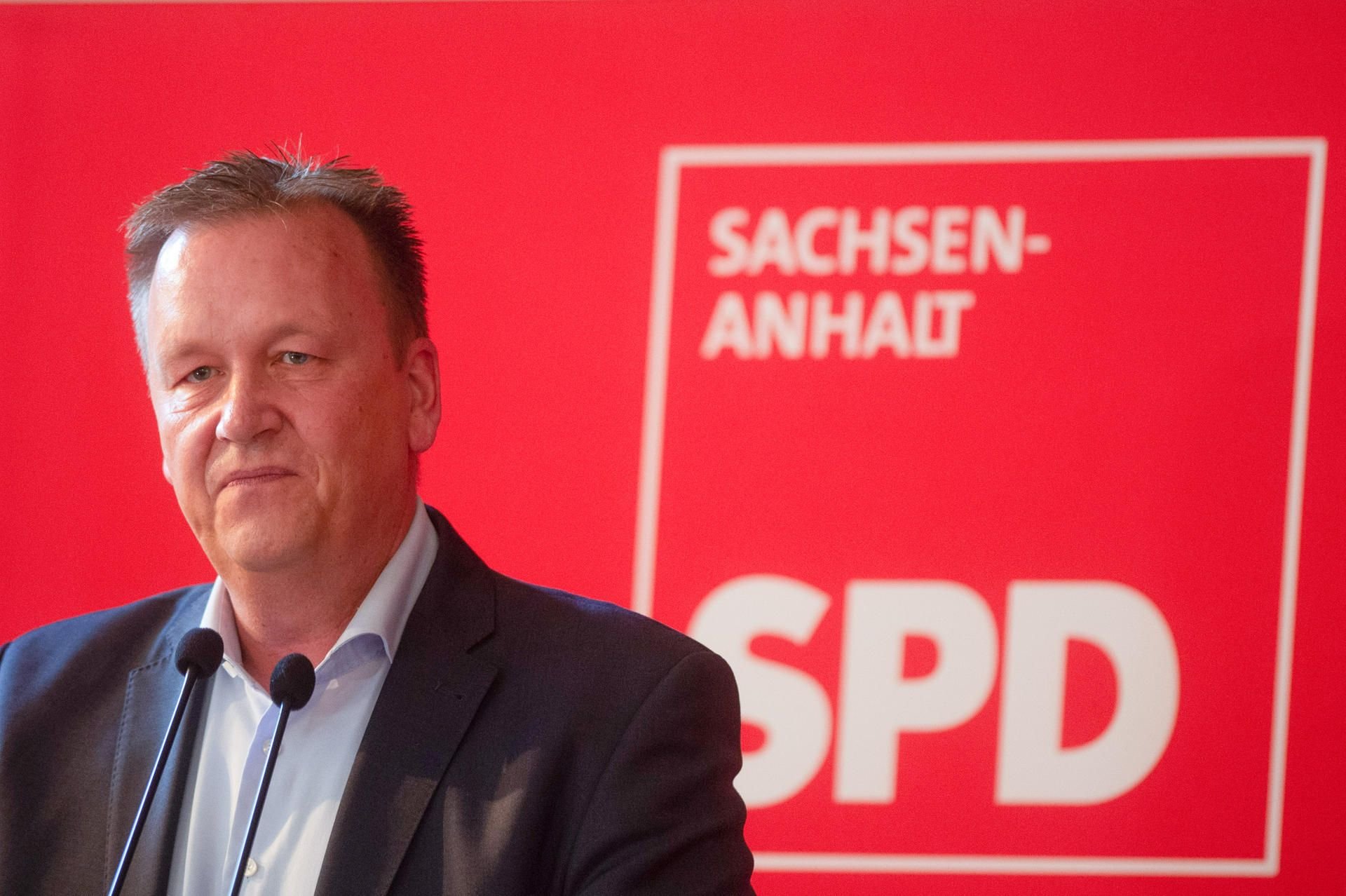 Burkhard Lischka, Vorsitzender der SPD Sachsen-Anhalt, spricht auf dem außerordentlichen Landesparteitag der SPD zu den Delegierten.