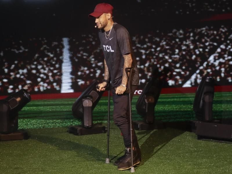 Derzeit auf Krücken unterwegs: PSG-Superstar Neymar. Foto: Andre Penner