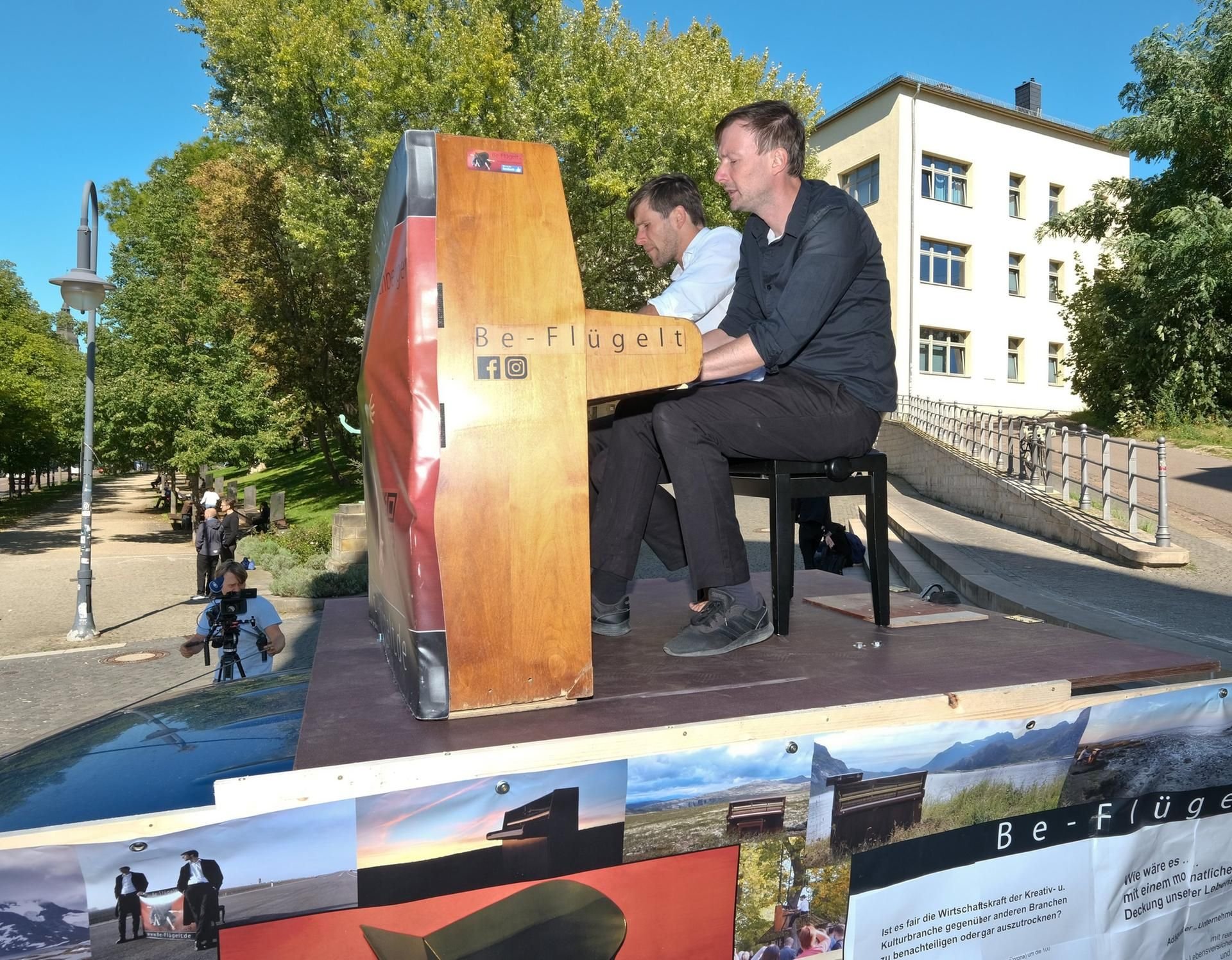 Die beiden Extrempianisten Andreas Güstel und Julian Eilenberger vom Duo „Be-Flügelt“ spielten mit ihrem Klavier auf dem Dach eines Autos.