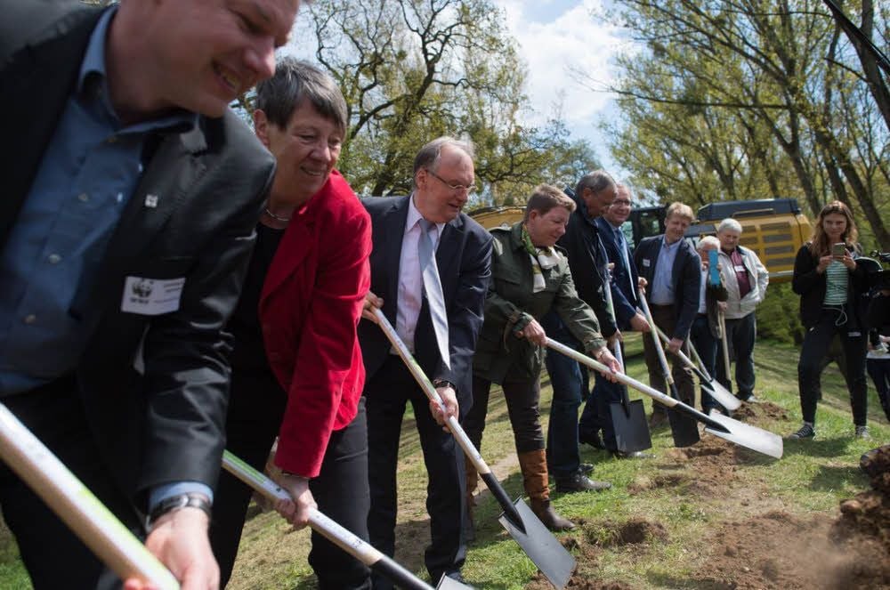 Der offizieller Spatenstich im Lödderitzer Forst.