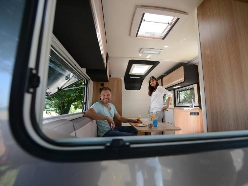 Zimmer mit Aussicht ins Grüne: Mit dem Wohnmobil sind Urlauber flexibel - sie dürfen aber längst nicht überall parken und übernachten. Foto: Judith Michaelis/dpa-tmn