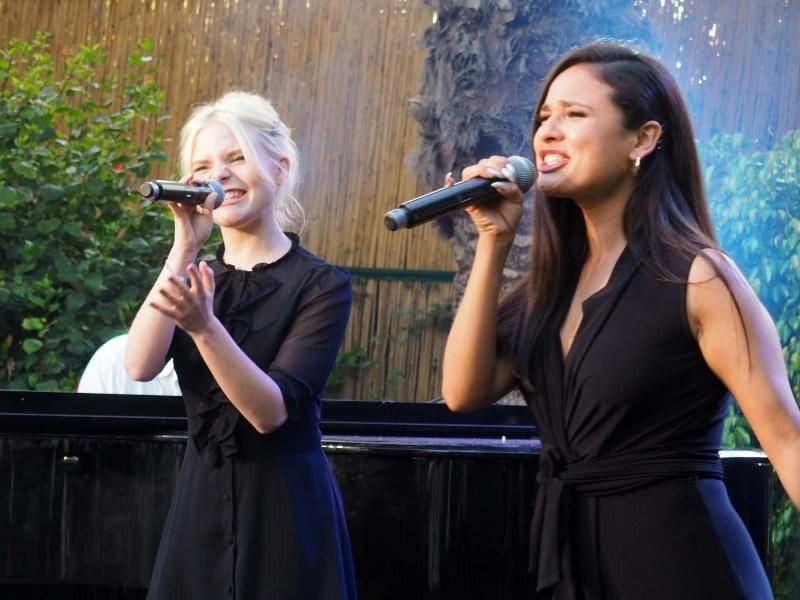 Carlotta Truman (l) und Laurita Spinelli hatten von Anfang an einen guten Draht zueinander. Foto: Stefanie Järkel