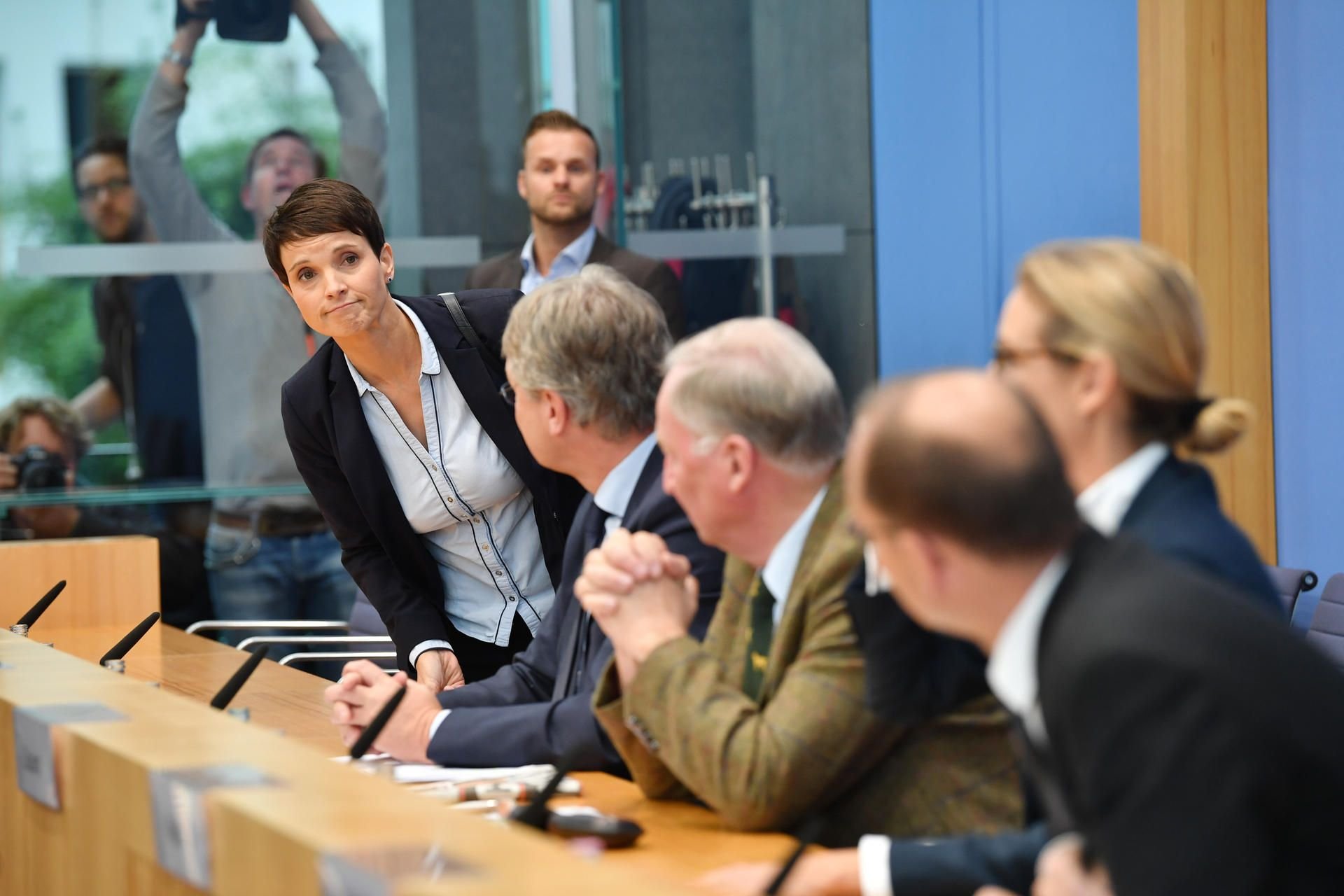 Frauke Petry, Bundesvorsitzende verlässt die Bundespressekonferenz unter den Blicken der AfD-Spitze.