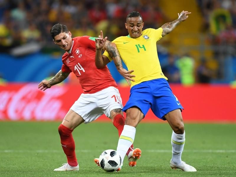 Der Brasilianer Danilo (r) verletzte sich am Sprunggelenk. Foto: Marius Becker