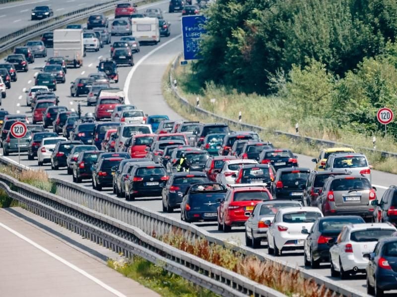 Hier ist Geduld gefragt: „Wir gehen davon aus, dass es das staureichste Wochenende des Jahres wird”. Foto: Markus Scholz/Archiv