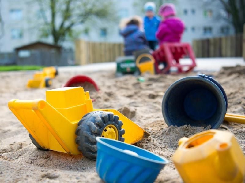 Oft geht es um Spielzeug: Im Streit beginnen manche Kinder zu hauen oder zu beißen. Eltern sollten dann in jedem Fall eingreifen. Foto: Monika Skolimowska