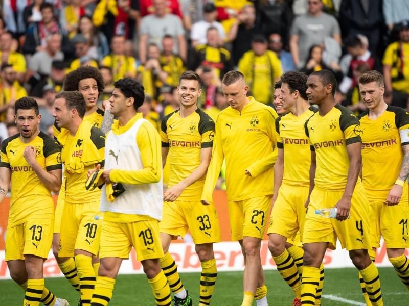 Dortmunds Spieler laufen nach dem Sieg in Freiburg vom Platz. Foto: Sebastian Gollnow