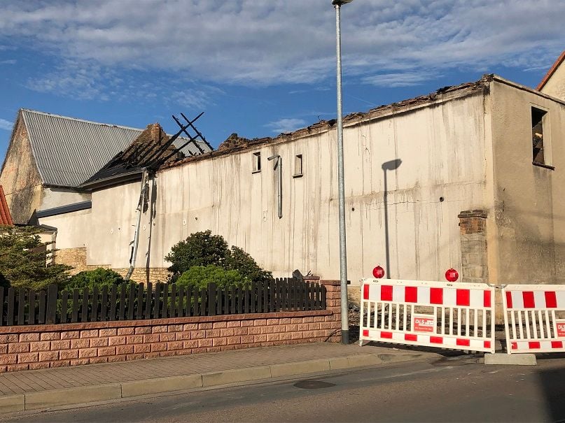 Das Dach des Gebäudes wurde durch den Brand so schwer beschädigt, dass es eingestürzt ist.
