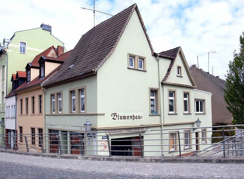 Im zweiten Anlauf ist das Blumenhaus an der Marktbrücke erfolgreich versteigert worden.