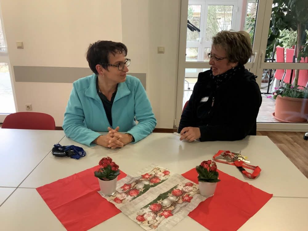 Schwester Karina Rohde (li.) und Jana Posselt-Oehler, sie ist die Stellvertreterin von Pflegedienstleiterin Petra Schulze, im Gespräch mit der MZ.