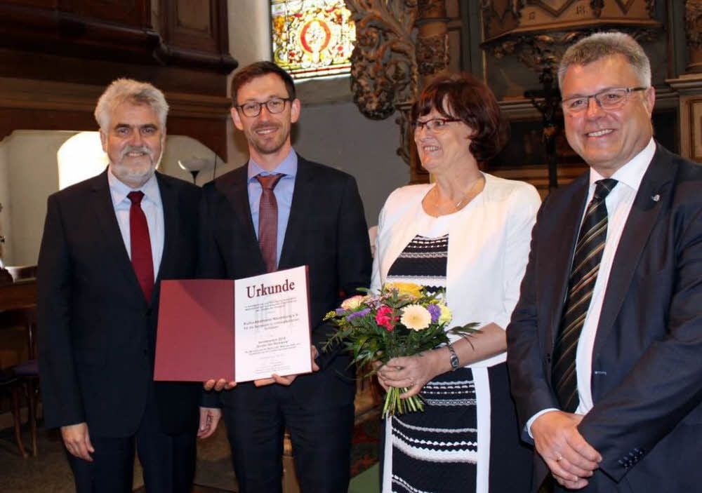 Vereinsvorsitzender Stefan Simon und Geschäftsführerin Silke Schoder nehmen im Beisein von Naumburgs Oberbürgermeister Bernward Küper (r.). den Sonderpreis entgegen.