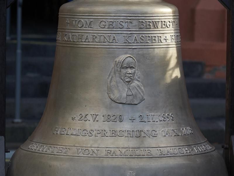 Die neuen Glocke des Limburger Doms zeigt ein Porträt der heiliggesprochenen Katharina Kasper. Foto: Thomas Frey/dpa