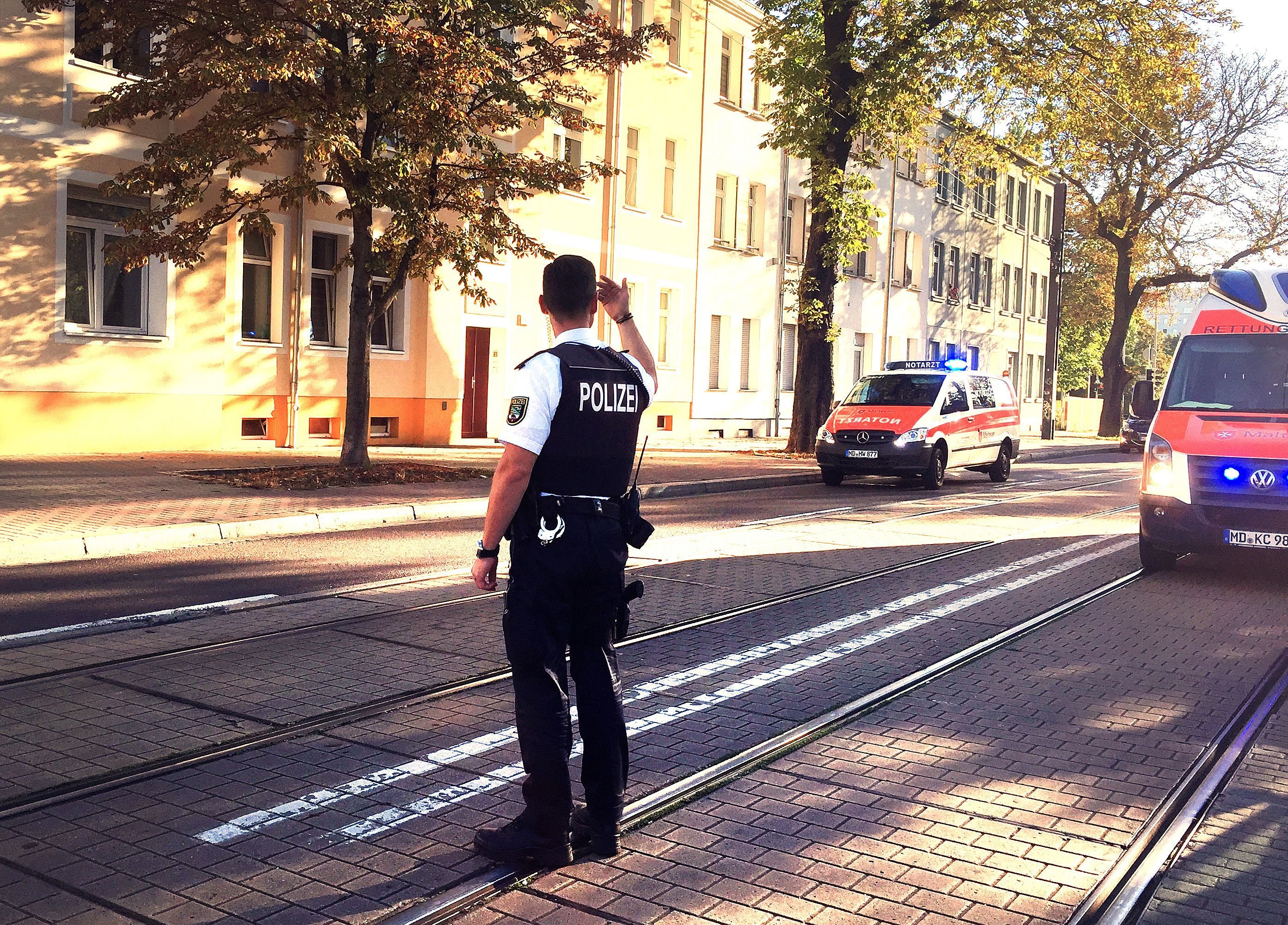 Michael Laube winkt in Magdeburg einen Rettungswagen durch den Verkehr.