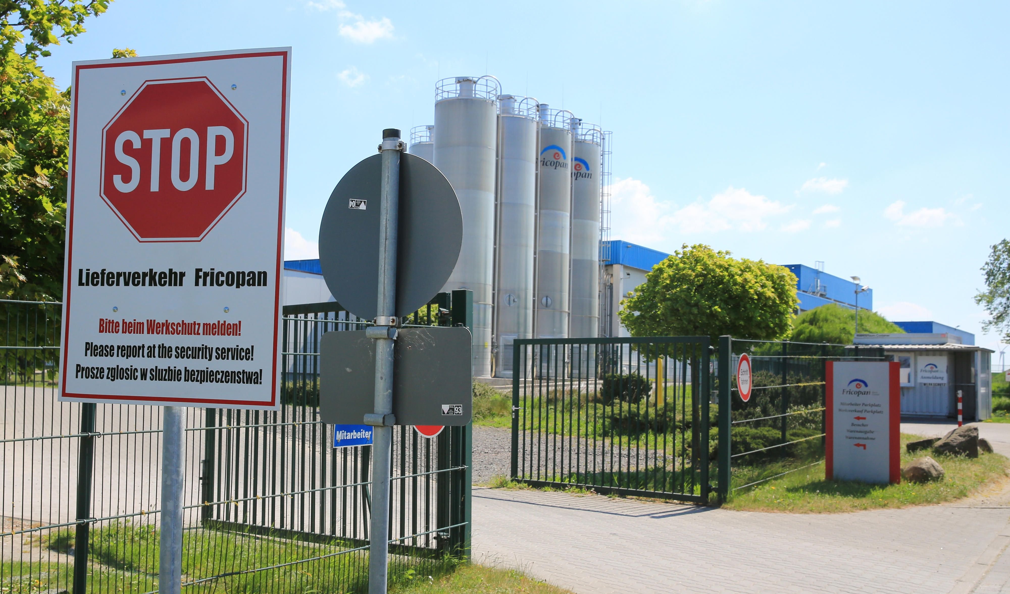 Blick auf ein Stop-Schild vor dem Werksgelände des Backwarenherstellers Fricopan