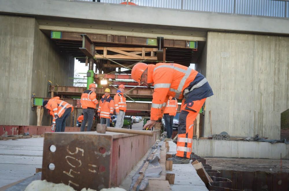 Letzte Handgriffe vor dem Start zum Einschieben der 1.035-Tonnen-Brücke